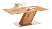 Moderner Couchtisch aus Holz mit schrägem Standfuß und Metallbasis, dekoriert mit einer Vase, zwei Weingläsern und einem geöffneten Buch, seitliche Perspektive.