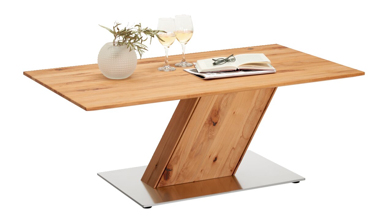 Moderner Couchtisch aus Holz mit schrägem Standfuß und Metallbasis, dekoriert mit einer Vase, zwei Weingläsern und einem geöffneten Buch, seitliche Perspektive.