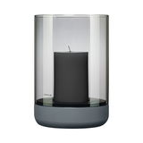 Windlicht CALMA in Steel Gray mit zylindrischer Kerze, seitliche Perspektive
