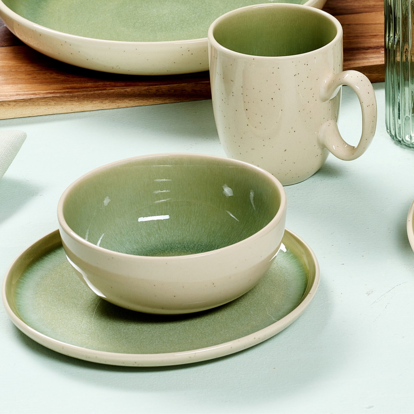 Frühstücksset 12-tlg in hellgrün, bestehend aus Tasse, Schale und Teller, aus einer leicht erhöhten Perspektive fotografiert.