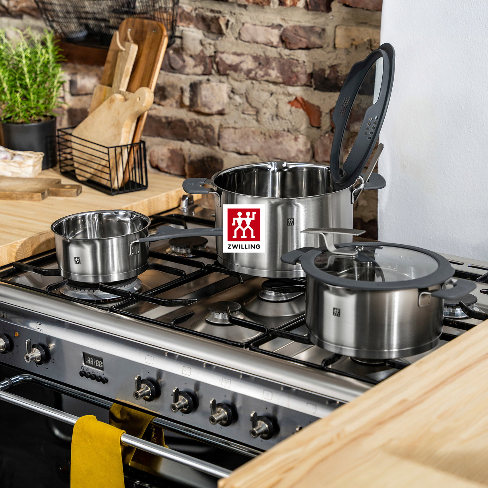 Zwilling Edelstahl Kochtopf-Set auf Gasherd in moderner Küche