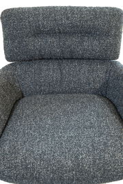 Nahaufnahme eines gepolsterten Barhockers in grauem Stoff, von vorne gesehen.