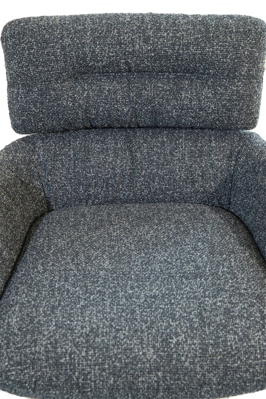 Nahaufnahme eines gepolsterten Barhockers in grauem Stoff, von vorne gesehen.