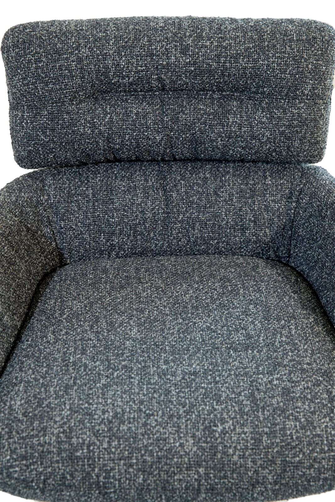 Dieter Knoll Barhocker PABLO Nahaufnahme eines gepolsterten Barhockers in grauem Stoff, von vorne gesehen.