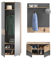 Garderobenkombination bestehend aus einem hohen Schrank mit Spiegel, einer Wandgarderobe mit Haken und Ablage sowie einer Schuhbank mit Fächern. Perspektive: Frontalansicht.