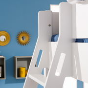 Nahaufnahme eines weißen Etagenbetts mit blauer Bettwäsche, seitliche Perspektive, im Hintergrund eine blaue Wand mit dekorativen Spiegeln.