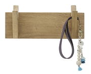 Hakenleiste aus Holz mit zwei Haken, frontal abgebildet, mit einem Schlüsselbund an einem Haken.