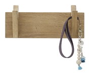 Hakenleiste aus Holz mit zwei Haken, frontal abgebildet, mit einem Schlüsselbund an einem Haken.
