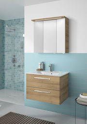 Moderner Badblock mit Holzoptik und weißem Waschbecken, frontal betrachtet.