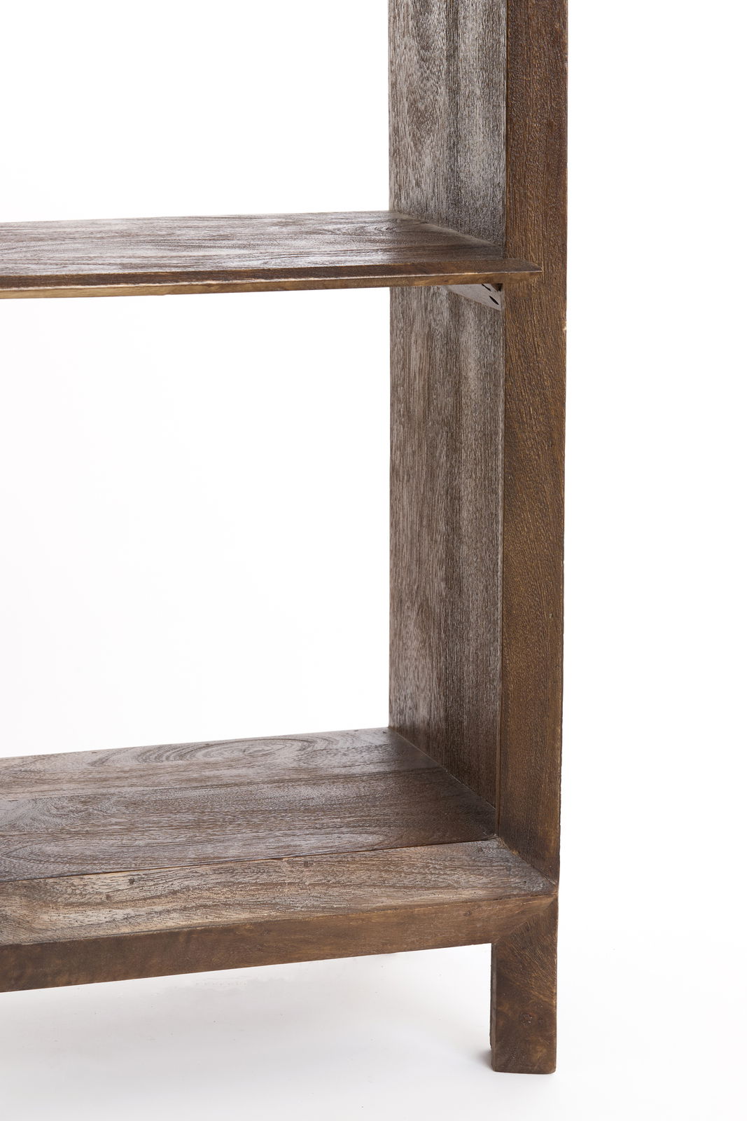 Nahaufnahme eines Standregals aus Holz mit zwei Regalböden, seitliche Perspektive.