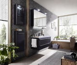 Moderne Badkombination mit dunklen Schränken und Waschbecken, seitliche Perspektive