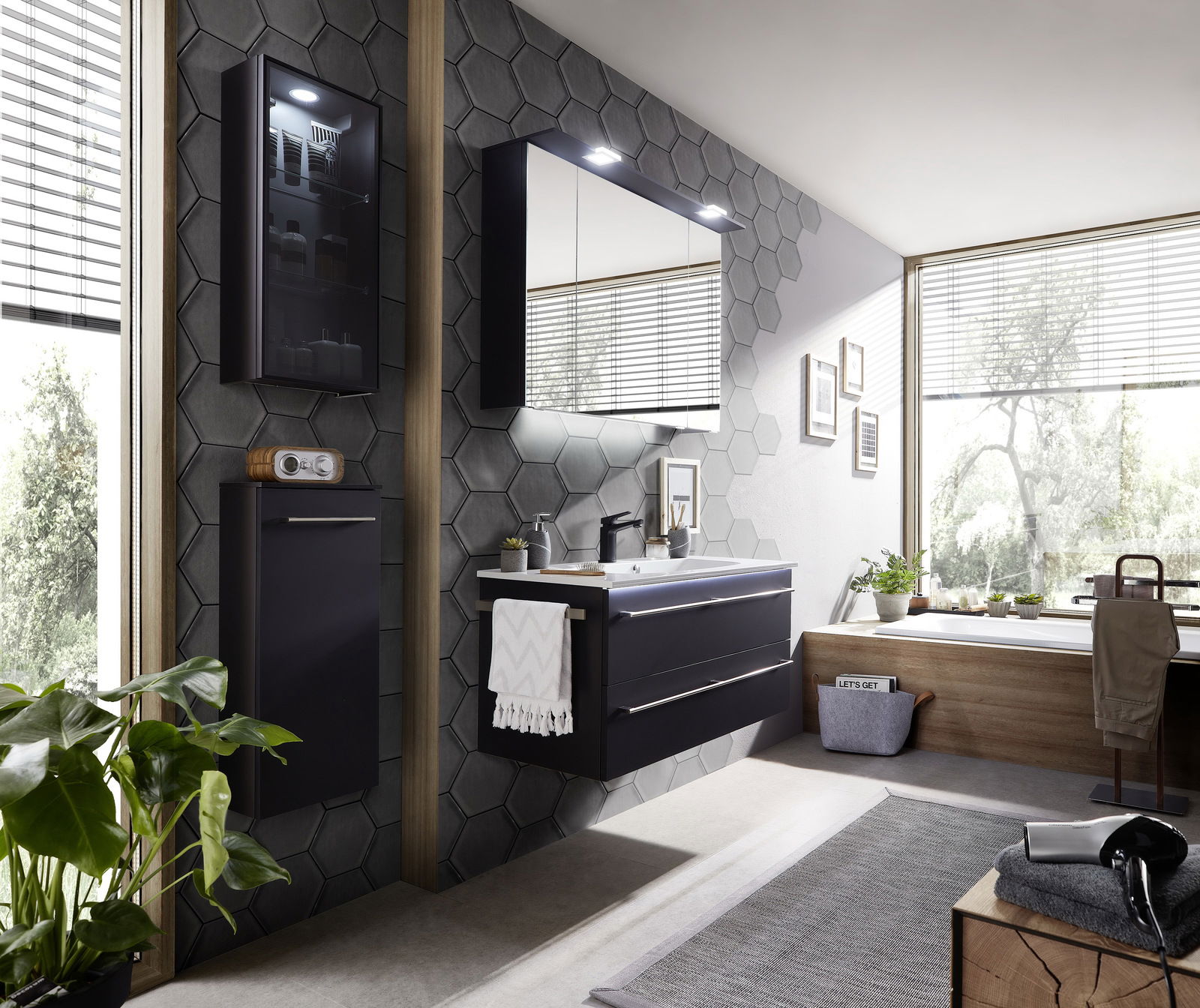 Moderne Badkombination mit dunklen Schränken und Waschbecken, seitliche Perspektive