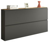 Moderner XL-Hängeschuhschrank in dunklem Grau mit zwei Klappen, dekoriert mit Büchern, einem Bilderrahmen und einer Vase, seitliche Perspektive.