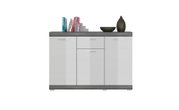 Moderne Kommode/Sideboard mit hochglänzenden weißen Fronten, grauer Holzoptik-Deckplatte und silbernen Griffen, frontal aus der Vorderansicht fotografiert; oben dekoriert mit Büchern und schwarzer Vase auf weißem Hintergrund.
