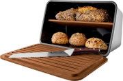 Brotkasten mit grauem Gehäuse und schwarzer Front, Holzschneidebrett als Klappe, innen Holzablage mit Brot und Brötchen; vorne liegt ein Brotmesser – Perspektive: schräg von vorn links.