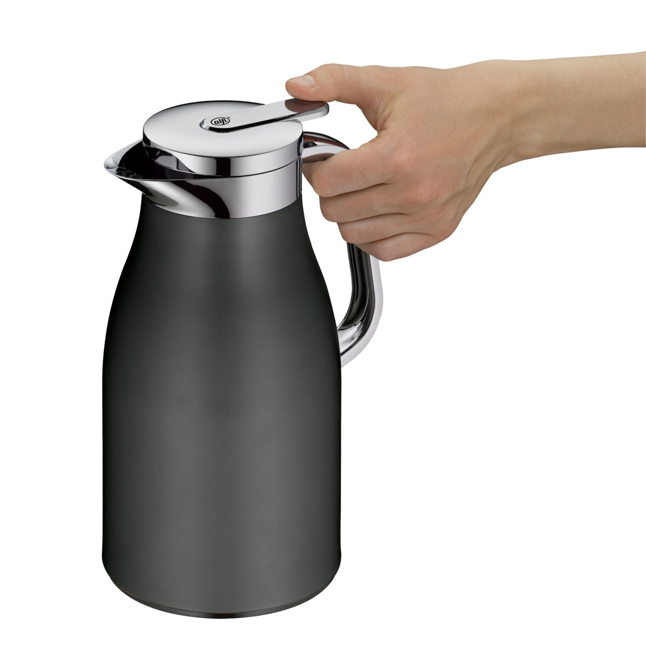Thermoskanne SKYLINE in cool grey mit glänzendem Griff und Deckel, seitliche Ansicht mit Hand am Griff