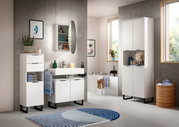 Moderner Waschbeckenunterschrank in einem stilvollen Badezimmer, frontal betrachtet, mit weißen Lamellentüren und schwarzen Beinen.
