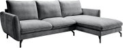 Graues L-förmiges Ecksofa mit Recamiere rechts, drei Rückenkissen, breiten Armlehnen und schwarzen Metallfüßen, in schräger Frontansicht von links auf weißem Hintergrund.