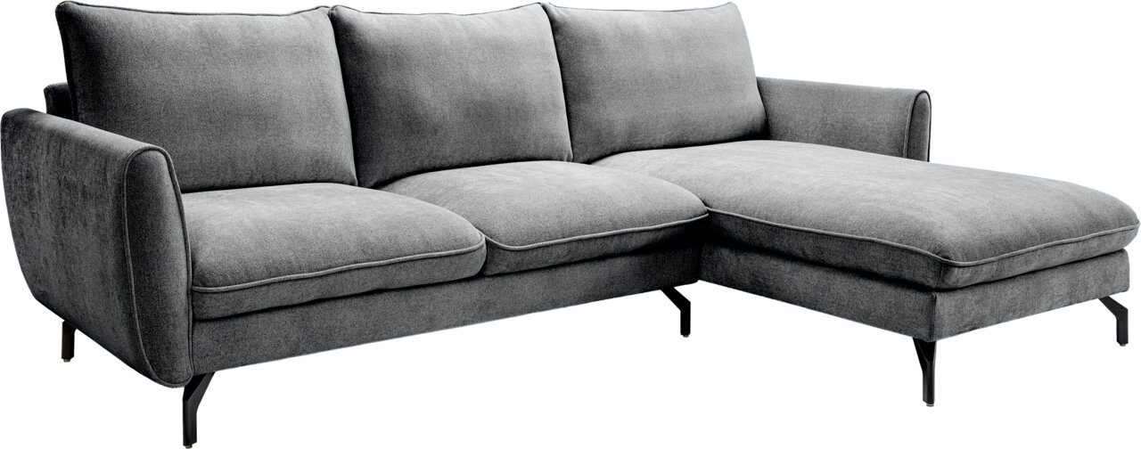 MID.YOU Ecksofa TORONTO Graues L-förmiges Ecksofa mit Recamiere rechts, drei Rückenkissen, breiten Armlehnen und schwarzen Metallfüßen, in schräger Frontansicht von links auf weißem Hintergrund.
