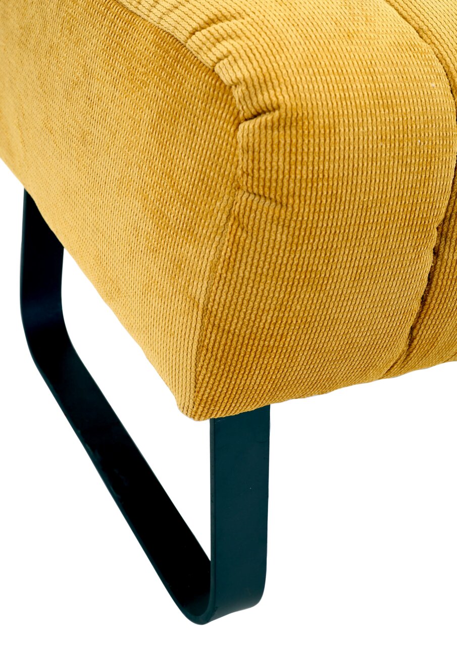 Novel 2er-Sitzbank LAILA Nahaufnahme einer gelben 2er-Sitzbank mit schwarzem Metallgestell, seitliche Perspektive