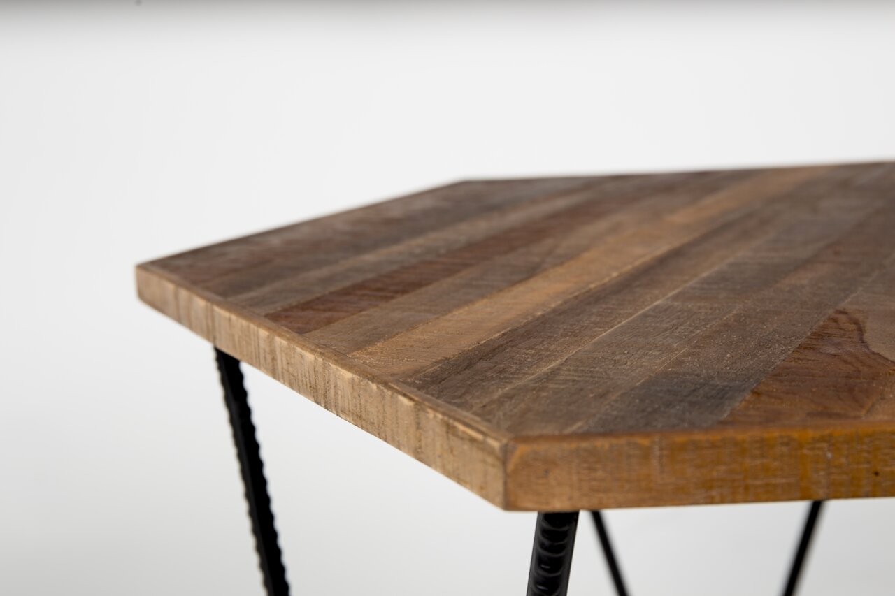 Nahaufnahme eines Beistelltisches mit einer Tischplatte aus Holz und schwarzen Metallbeinen, Perspektive von oben.