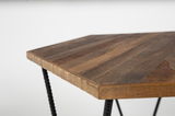 Nahaufnahme eines Beistelltisches mit einer Tischplatte aus Holz und schwarzen Metallbeinen, Perspektive von oben.
