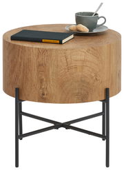 Runder Beistelltisch aus Holz mit schwarzem Metallgestell, darauf ein Buch und eine Tasse mit Keksen, seitliche Perspektive