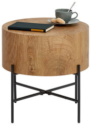 Runder Beistelltisch aus Holz mit schwarzem Metallgestell, darauf ein Buch und eine Tasse mit Keksen, seitliche Perspektive