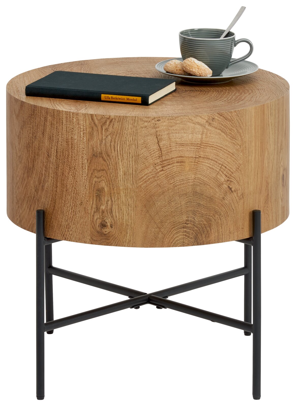 Runder Beistelltisch aus Holz mit schwarzem Metallgestell, darauf ein Buch und eine Tasse mit Keksen, seitliche Perspektive