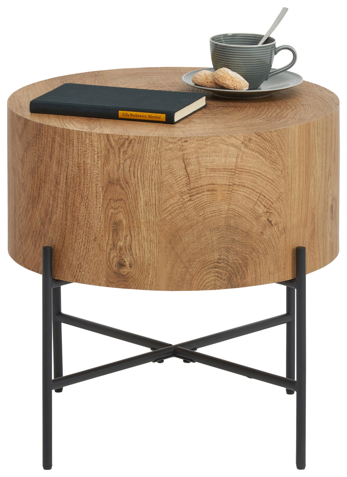 Runder Beistelltisch aus Holz mit schwarzem Metallgestell, darauf ein Buch und eine Tasse mit Keksen, seitliche Perspektive