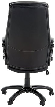 Rückansicht eines schwarzen Chefsessels mit Rollen und verstellbaren Armlehnen.