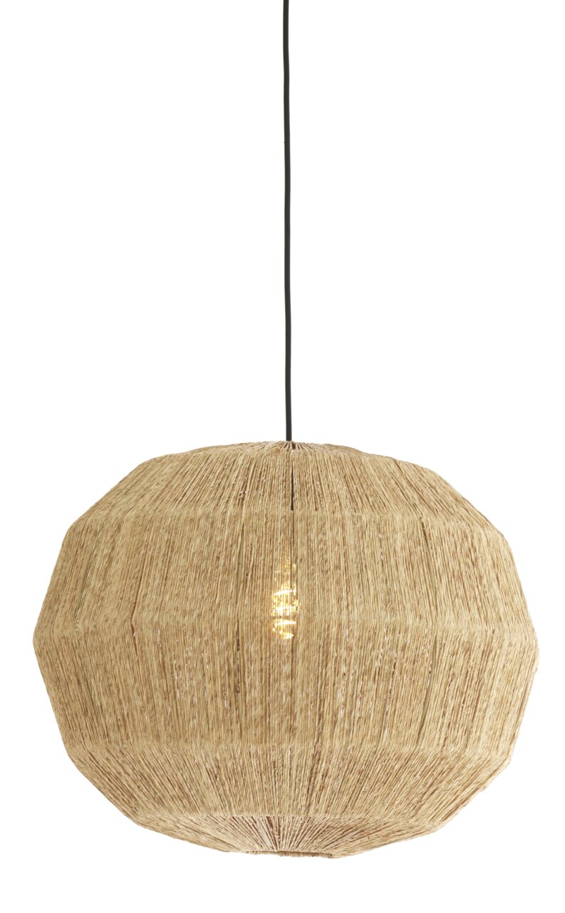 Hanglamp van natuurlijk materiaal, gezien vanaf de zijkant, met zichtbare lamp en zwarte kabel