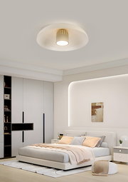 Moderne LED-Deckenleuchte in einem stilvollen Schlafzimmer, von unten betrachtet.