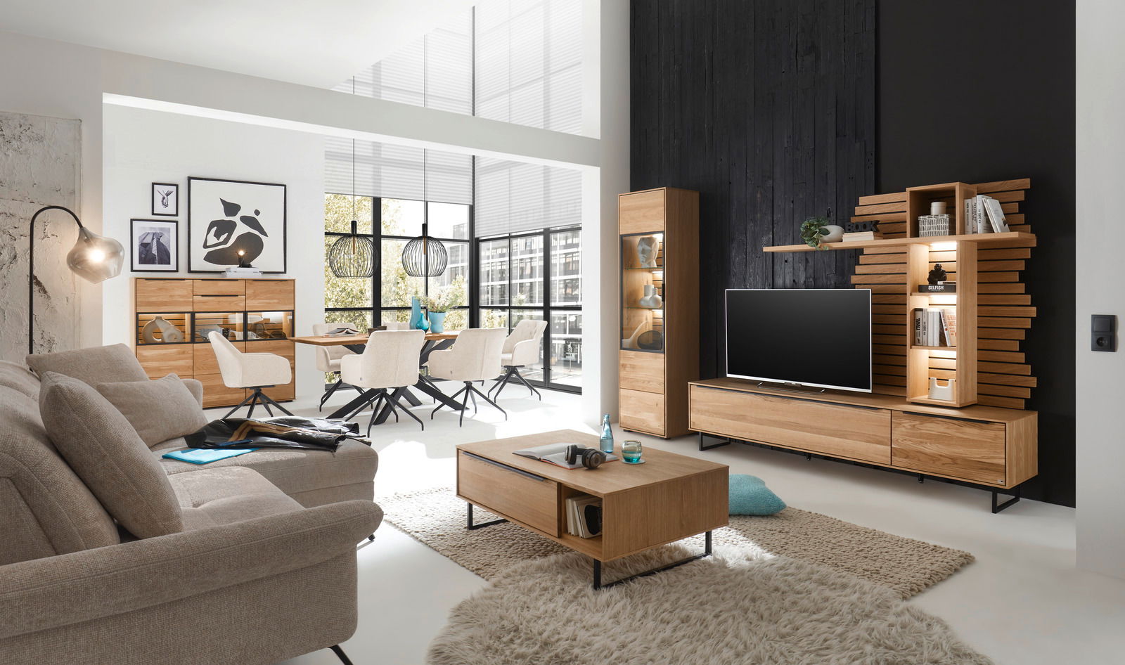 Moderner Wohnraum mit einem Couchtisch aus Holz in der Mitte, umgeben von einem Sofa und einem TV-Lowboard. Perspektive: Frontalansicht auf den Couchtisch.