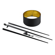 Einzelteile einer Stehleuchte, darunter ein schwarzer Lampenschirm mit goldener Innenseite, Stangen und ein Kabel mit Schalter, aus der Vogelperspektive.