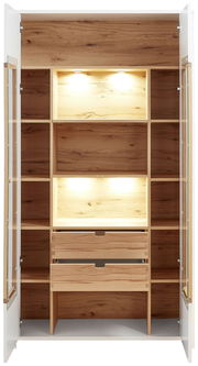 Vitrine aus Holz mit offenen Glastüren, mehreren Regalfächern und Schubladen, frontal betrachtet.