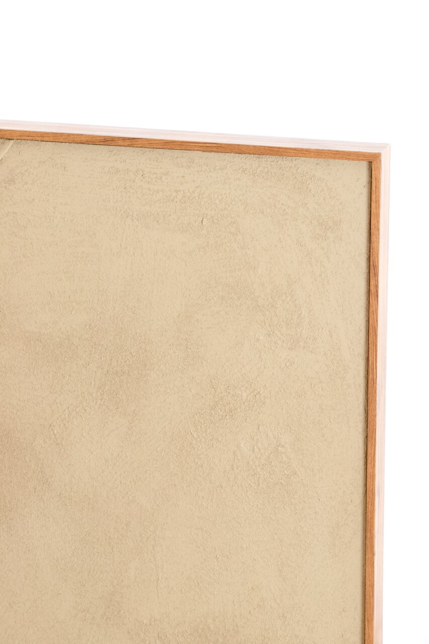 Close-up van een wanddecoratie met houten lijst en beige textuur, gezien vanaf de zijkant.