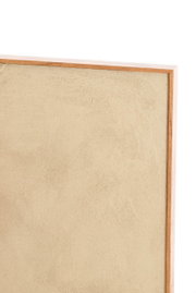 Nahaufnahme eines Wandornaments mit Holzrahmen und beiger Textur, von der Seite betrachtet.