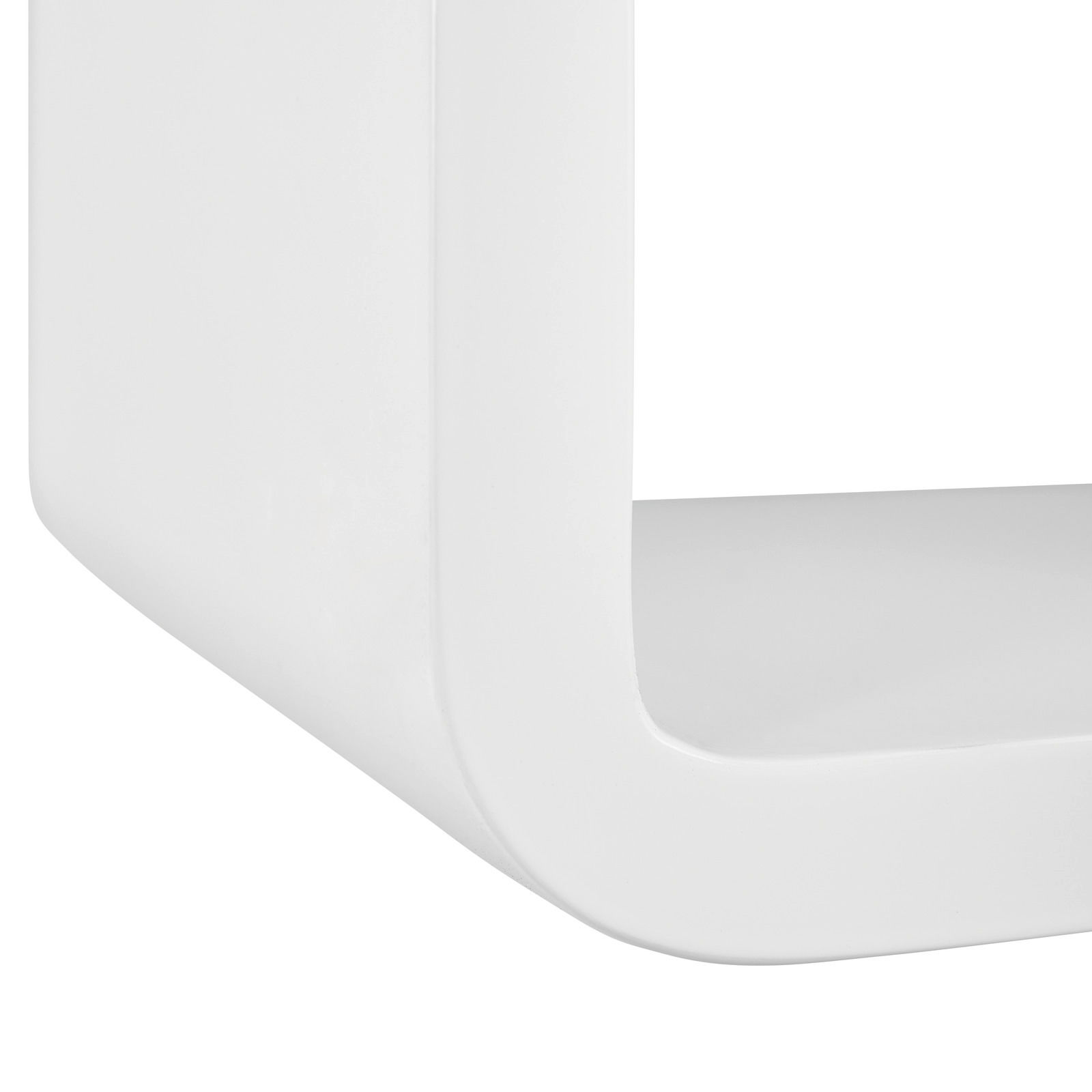 Nahaufnahme eines weißen, modernen Wandregals mit abgerundeten Ecken, seitliche Perspektive.