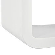 Nahaufnahme eines weißen, modernen Wandregals mit abgerundeten Ecken, seitliche Perspektive.