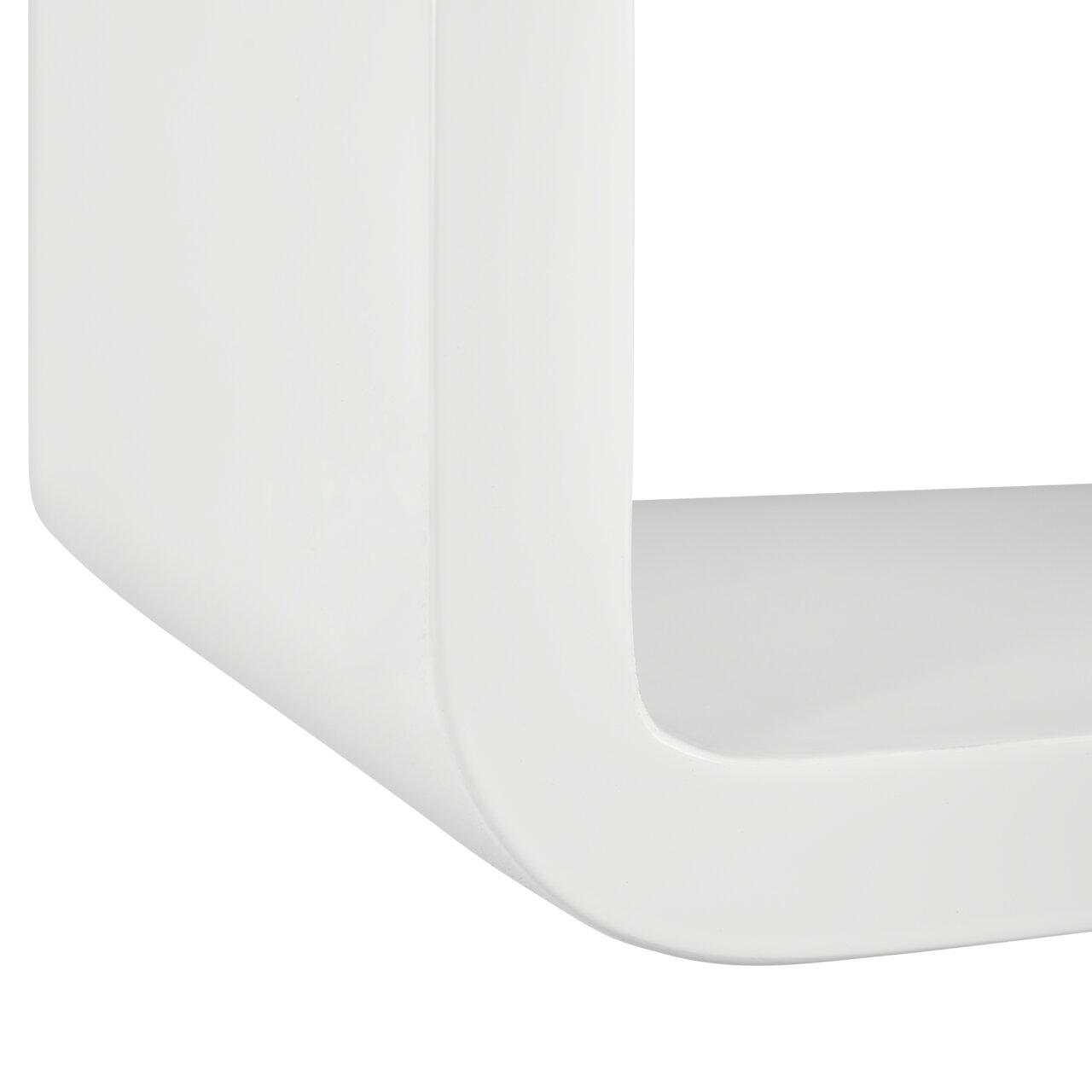 Nahaufnahme eines weißen, modernen Wandregals mit abgerundeten Ecken, seitliche Perspektive.