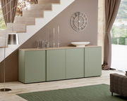 XL-Sideboard in modernem Design, grüne Fronten mit Holzoberfläche, seitliche Perspektive unter einer Treppe platziert.