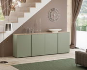 XL-Sideboard in modernem Design, grüne Fronten mit Holzoberfläche, seitliche Perspektive unter einer Treppe platziert.