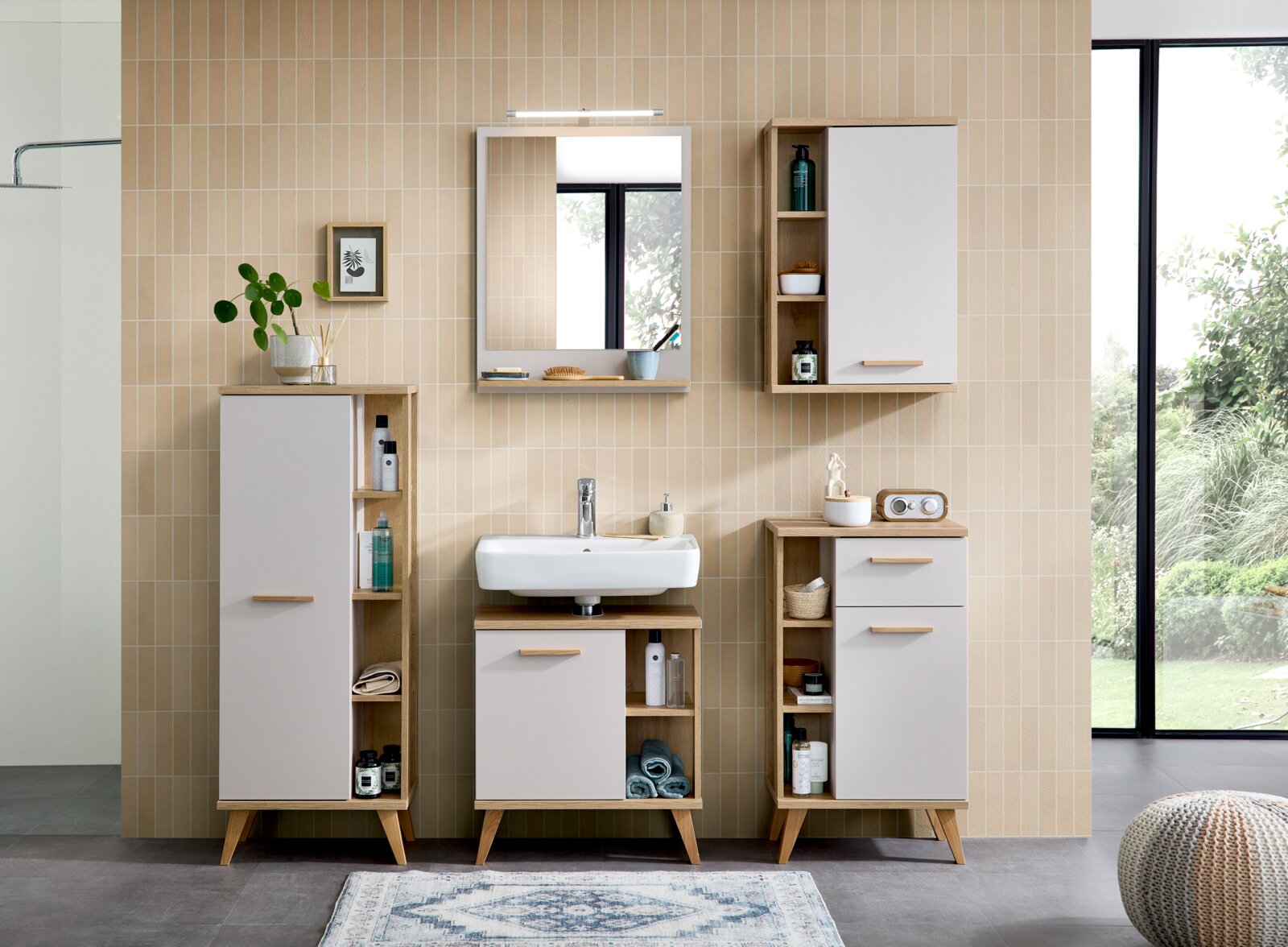 Moderner Badezimmerspiegel mit Holzrahmen, zentral über einem Waschbecken platziert, umgeben von stilvollen Schränken in einem hellen Badezimmer.