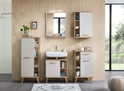 Moderner Badezimmerspiegel mit Holzrahmen, zentral über einem Waschbecken platziert, umgeben von stilvollen Schränken in einem hellen Badezimmer.