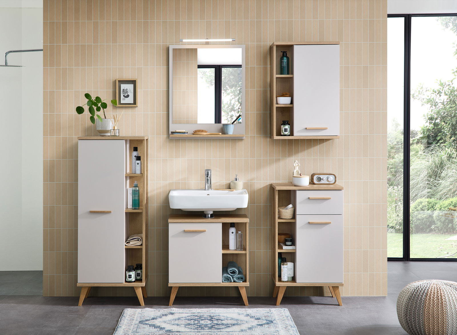 Moderner Badezimmerspiegel mit Holzrahmen, zentral über einem Waschbecken platziert, umgeben von stilvollen Schränken in einem hellen Badezimmer.