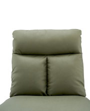 Grüner Stuhl mit gepolsterter Rückenlehne, Frontalansicht