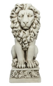 Dekorative Löwenstatue in Steinoptik auf ornamental verziertem Sockel, frontale Ansicht