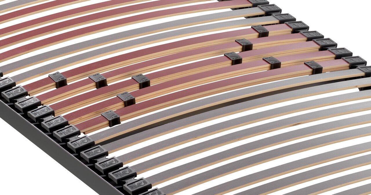 Nahaufnahme eines Federholzrahmens mit gebogenen Holzlatten und schwarzen Kunststoffhalterungen, seitliche Perspektive.