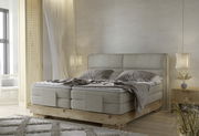 Boxspringbett in einem modernen Schlafzimmer, seitliche Perspektive